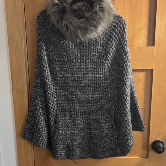 🖤 Steve Madden Charcoal Knit Poncho w/ Faux Fur Trim – One Size - Picture 1 of 2